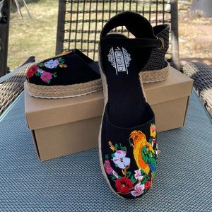 Black Parrot Embroidered Espadrilles Sandals NWB
